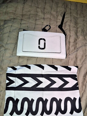 Marc Jacobs The Snapshot Top Zip Multi Wallet Black & White